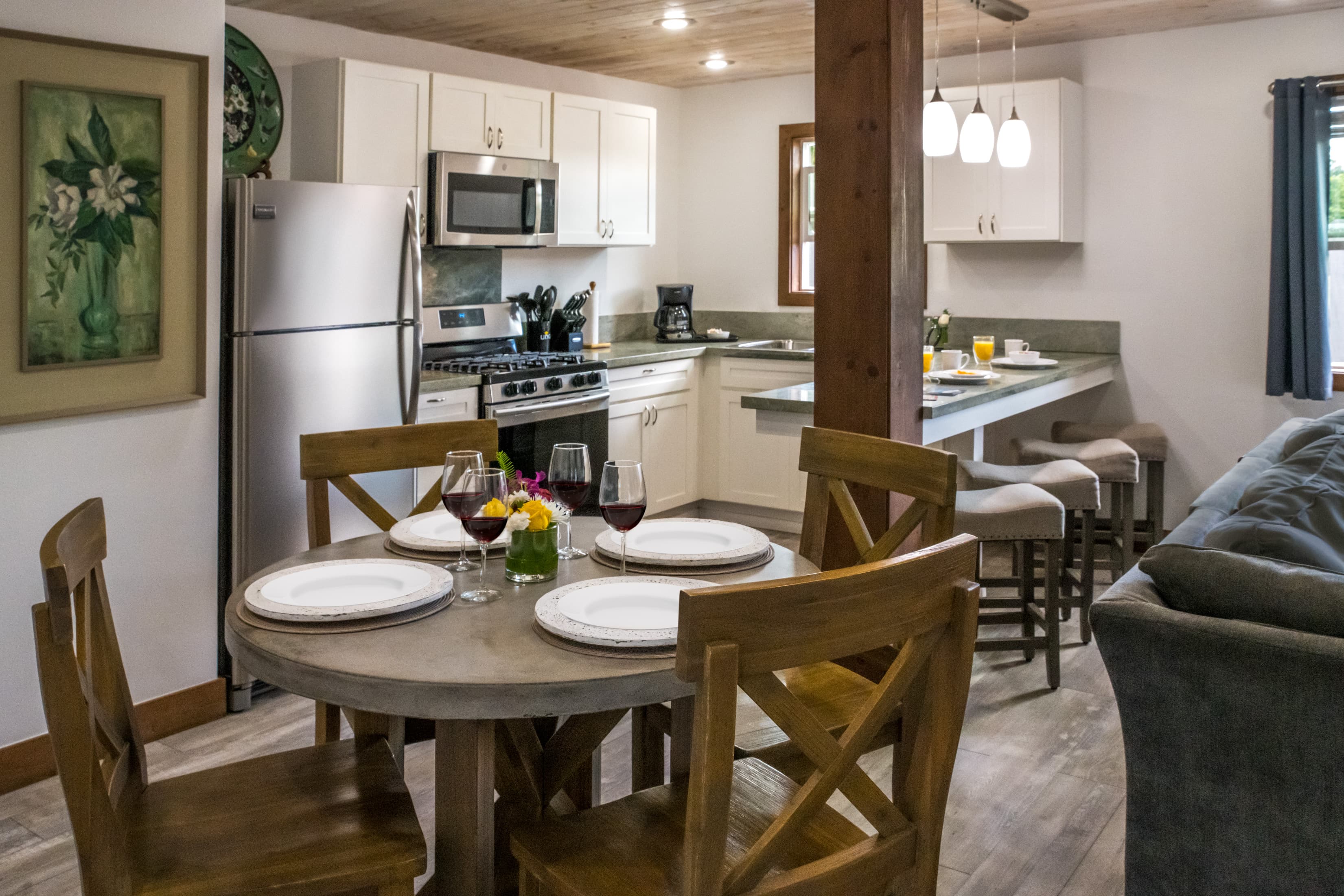 Executive Suite One (kitchen and dining area)