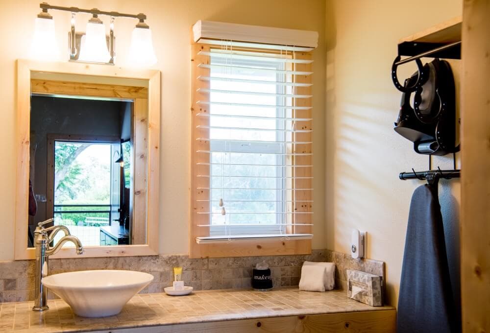 Deluxe Suite (vanity area)