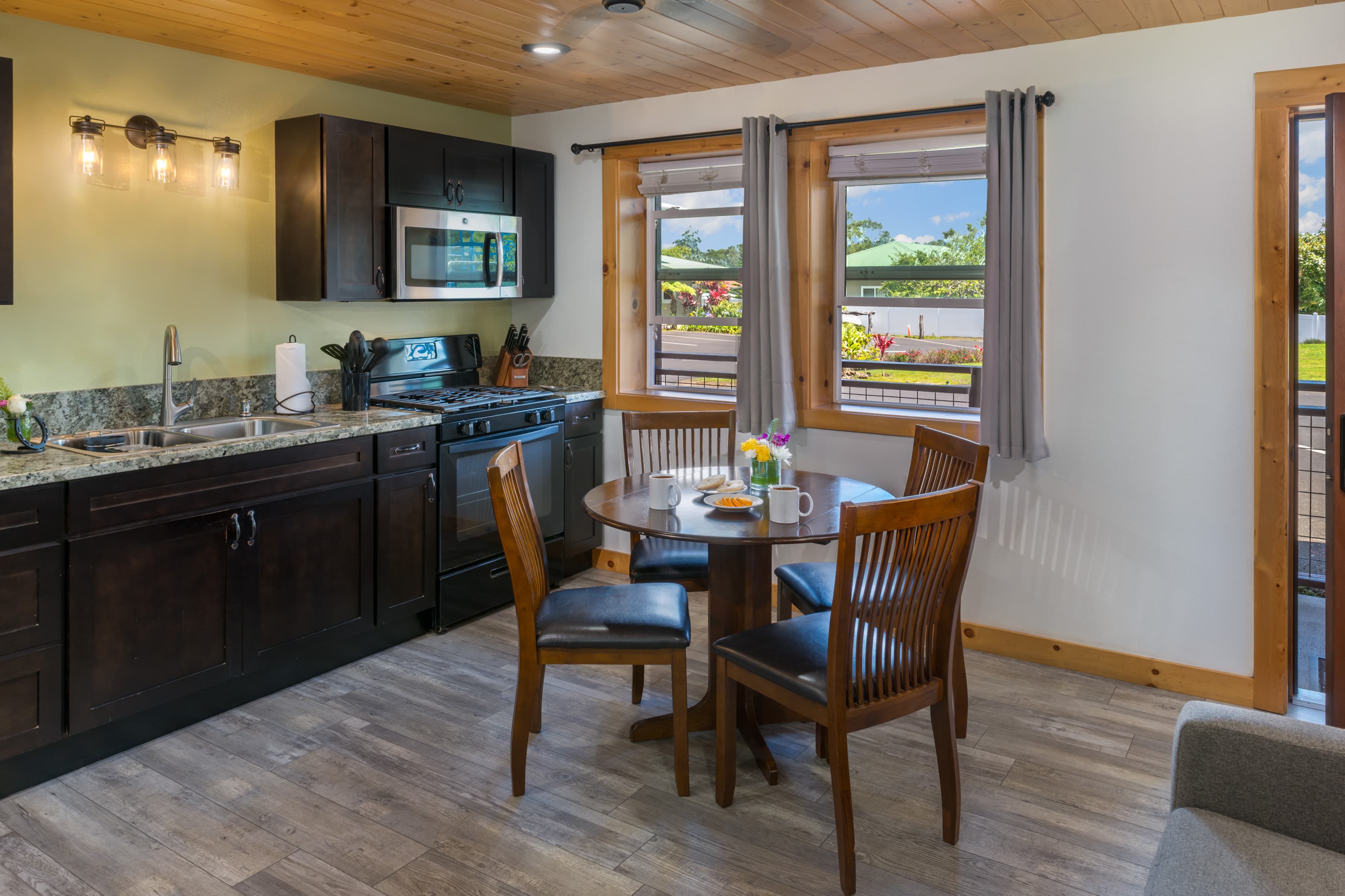 Kitchen Suite (kitchen area & dining table)