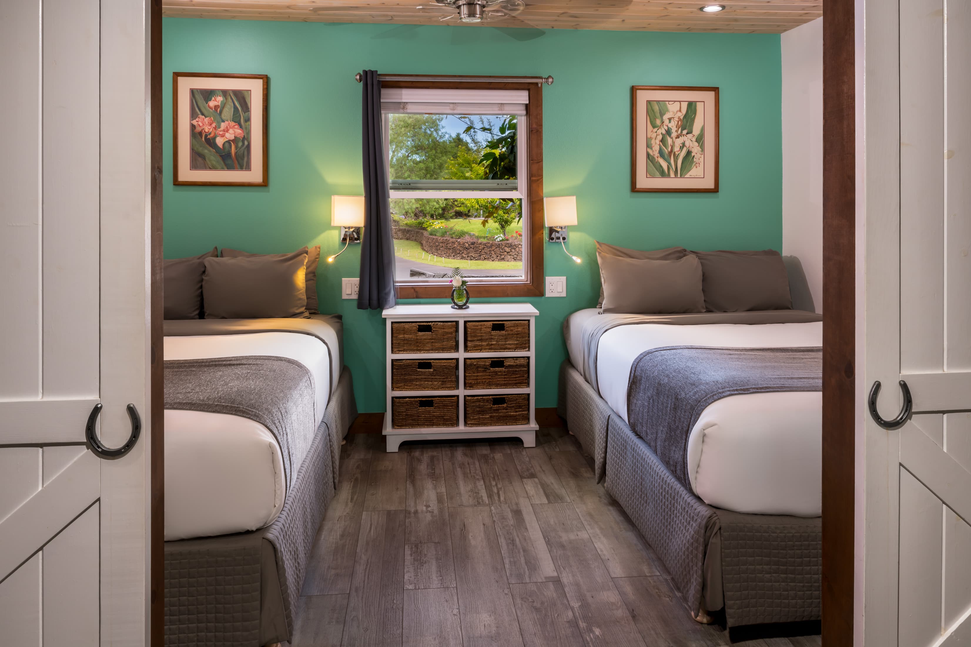 Executive Suite One (second bedroom two full beds)