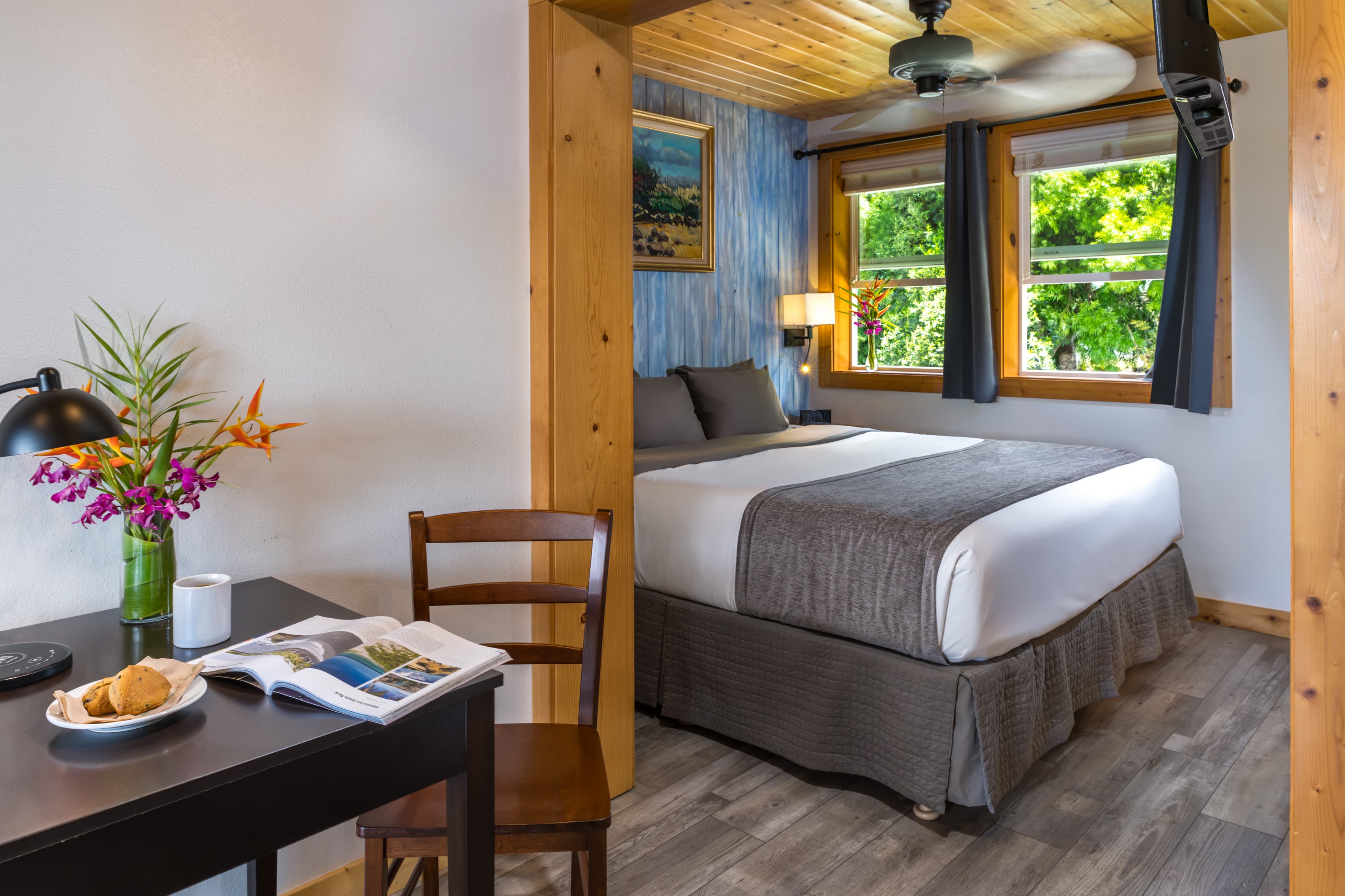 Standard Room (king bed with dining table)
